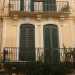 Foto 14b. L'edificio  costellato da numerosi balconi e suggestivi decori bianchi in gesso che immortalano dei volti 